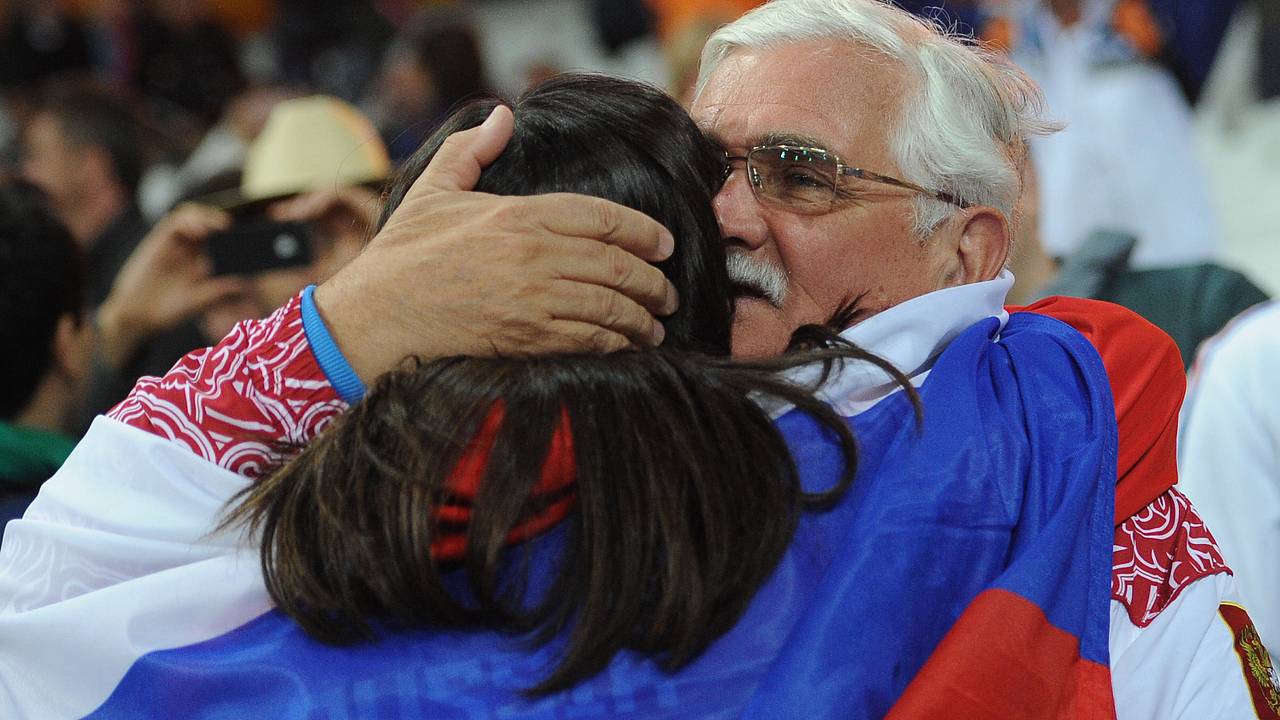 Исинбаева прокомментировала смерть своего тренера