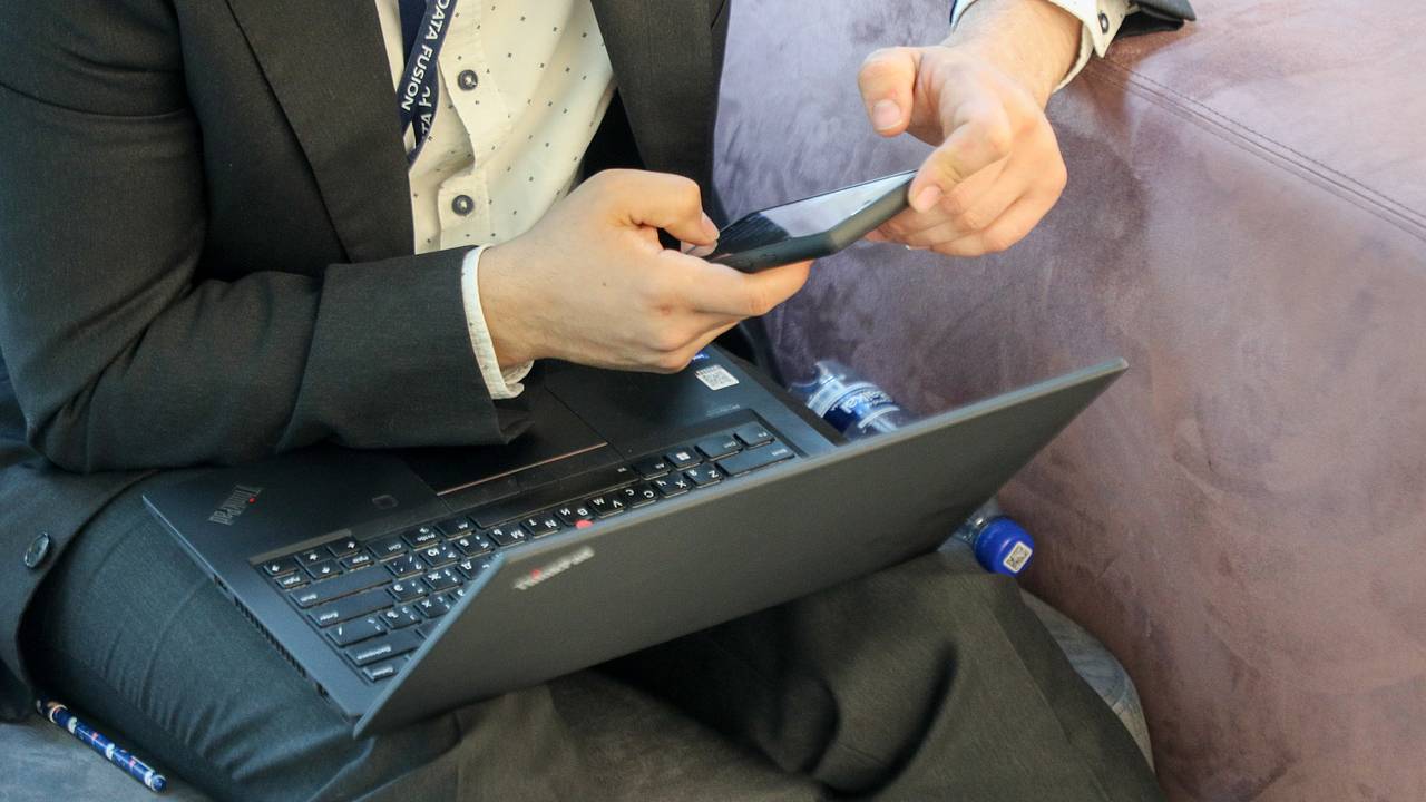 Названы признаки заражения телефона или компьютера вирусом