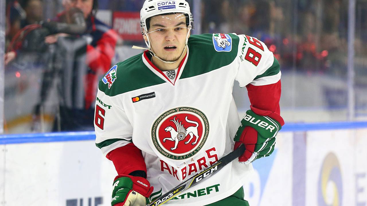 У игрока «Ак Барса» выпал телефон во время матча КХЛ