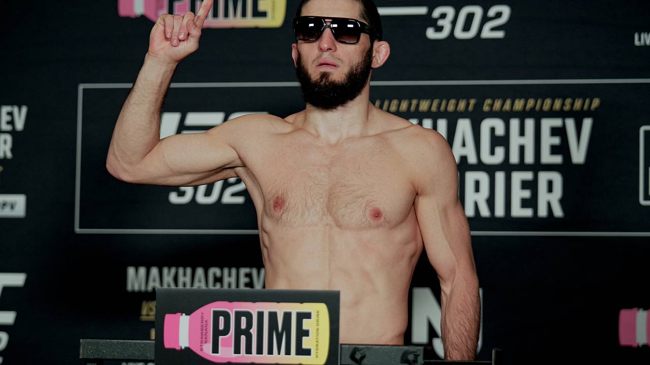 Махачев стал автором лучшего сабмишена года в UFC