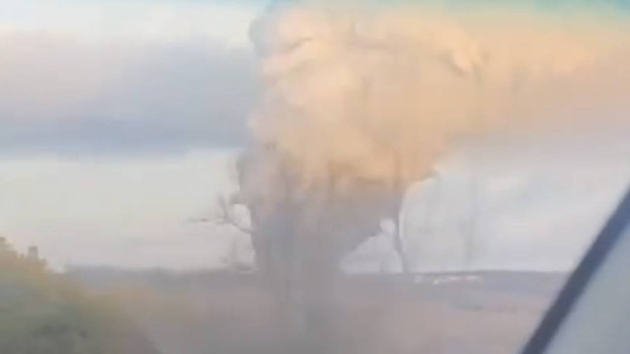 Очевидцы сняли на видео огромный столб дыма над горящей курской птицефабрикой