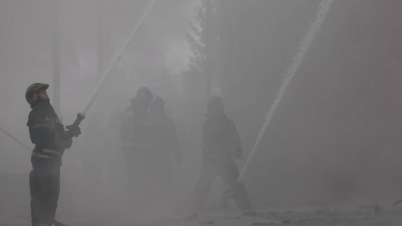 Взрыв и мощный пожар на промзоне в российском регионе сняли на видео