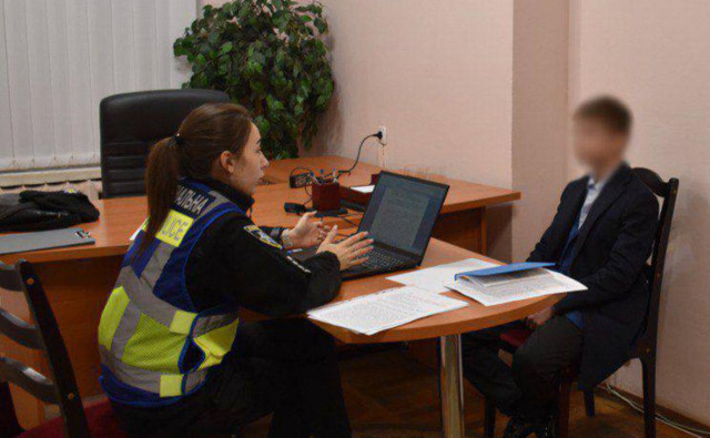 Певшие в Киеве российские песни обвинили полицию в заказном задержании