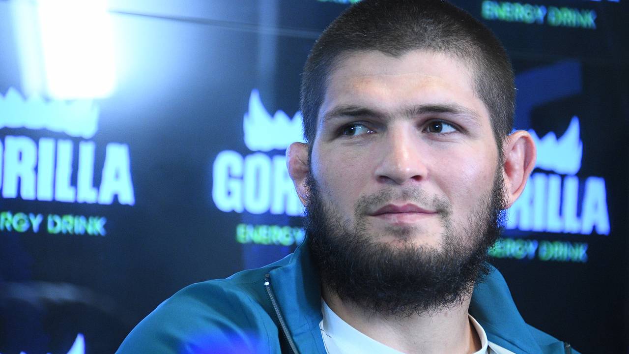 Стало известно о снятии Нурмагомедова с рейса в США после спора с бортпроводником