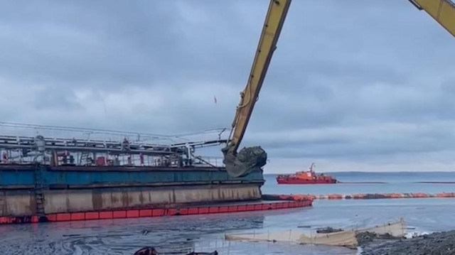 К месту крушения танкера «Волгонефть-239» насыпали дорогу. Видео
