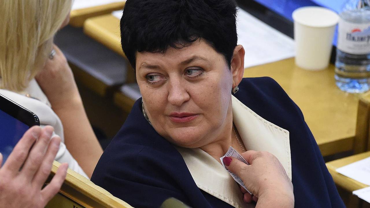 Депутат осудила артистов за отдых за границей