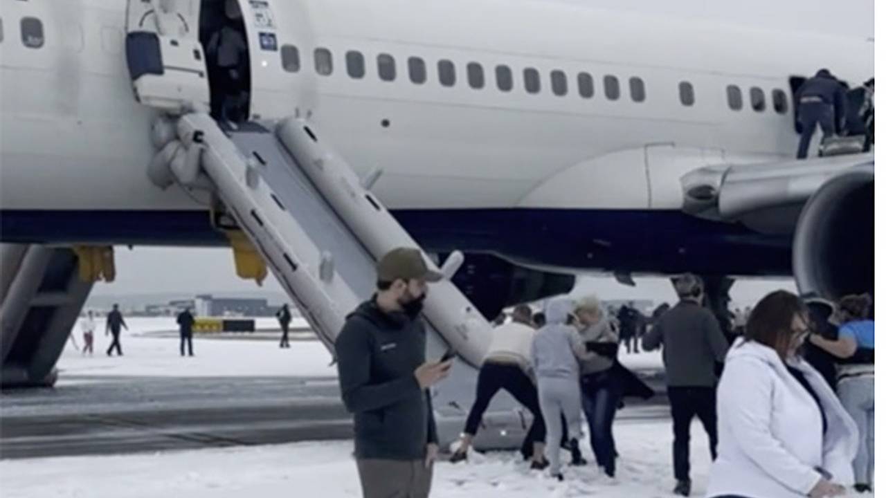 Самолет с пассажирами на борту прервал взлет и сел во время снежной бури из-за поломки