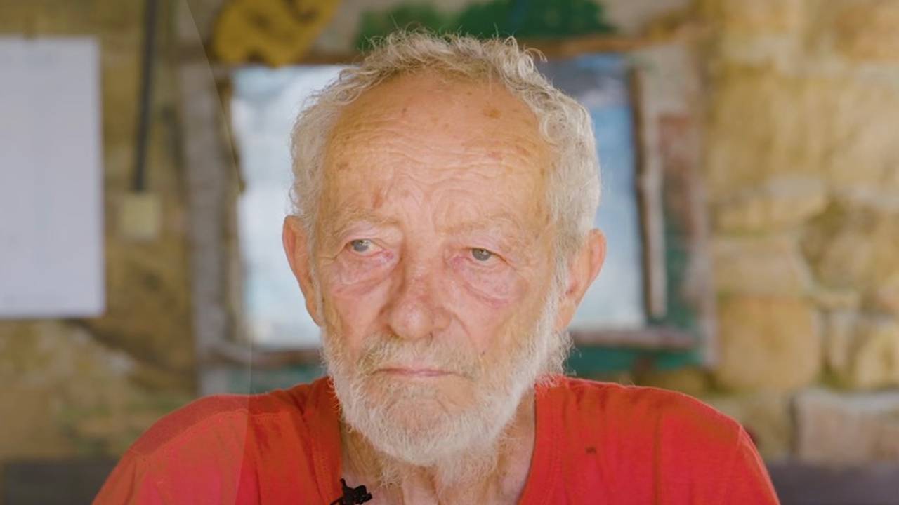 Не стало знаменитого отшельника, 32 года прожившего на острове. Почему его оттуда выгнали и как он вернулся в общество?
