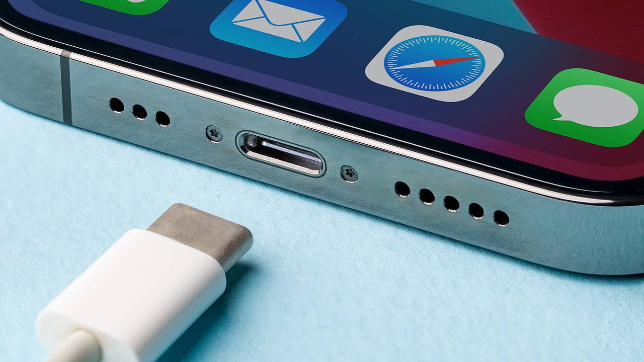 Хакеры впервые взломали iPhone с USB-C