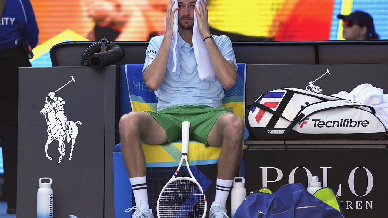 Медведев сломал ракетку и камеру и вышел во второй круг Australian Open