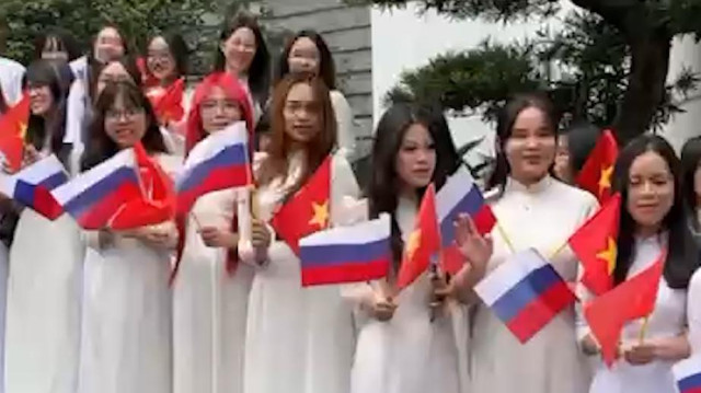 Девушки с флагами встретят Мишустина у дворца во Вьетнаме. Видео