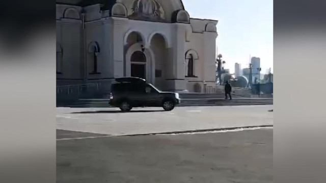 Водитель внедорожника снес дверь церкви во Владивостоке