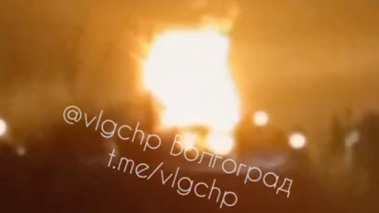 Пожар на нефтеперерабатывающем заводе в российском регионе попал на видео