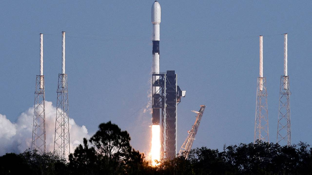 SpaceX запустила американский и японский посадочные модули на Луну