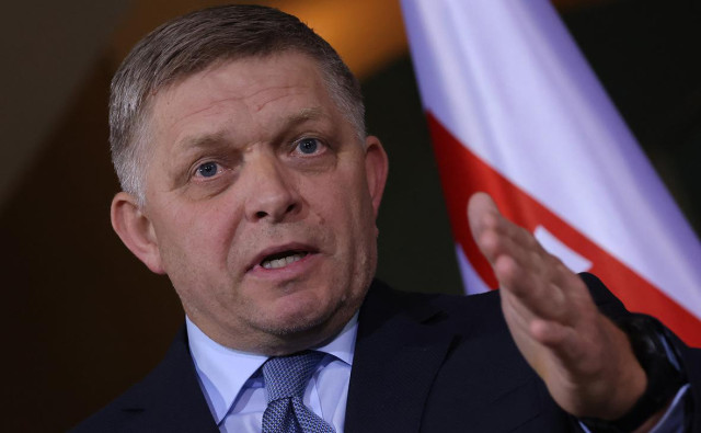 Фицо предложил наказание для школьника, не пожавшего руку президенту
