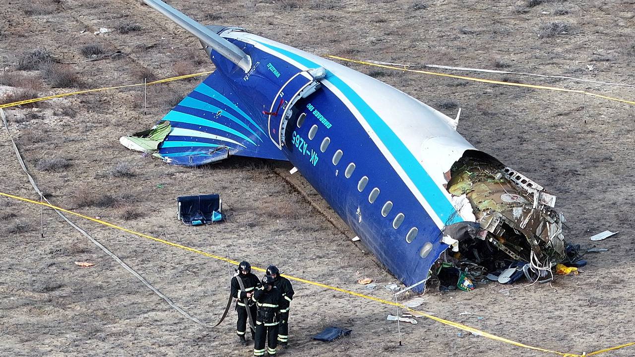 Опубликована расшифровка переговоров экипажа самолета AZAL. Ее содержание противоречит обвинениям Алиева в адрес России
