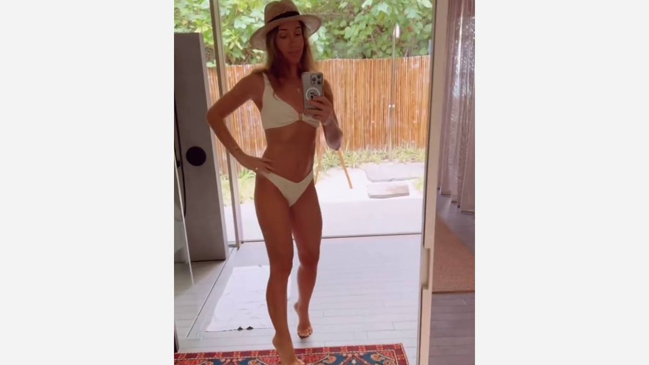 42-летняя певица Юлия Ковальчук поделилась видео в откровенных купальниках