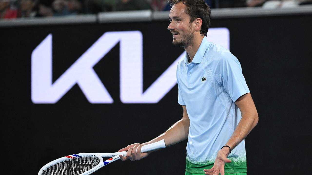 Медведев оскорбил зрителя во время матча Australian Open