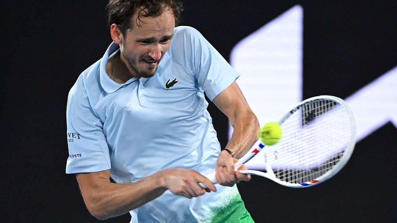 Медведев оказался под угрозой крупного штрафа на Australian Open