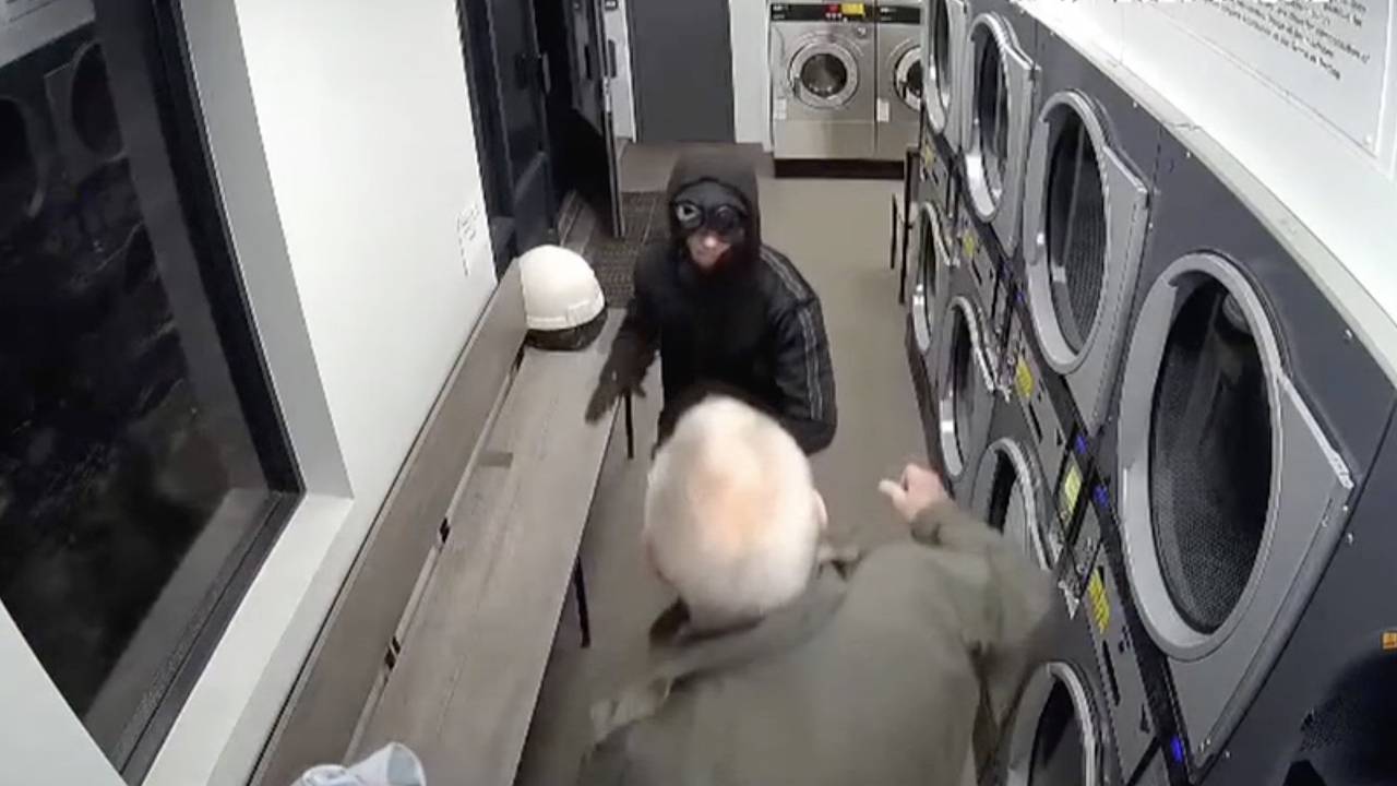 84-летний мужчина отбился от грабителя джинсами и попал на видео