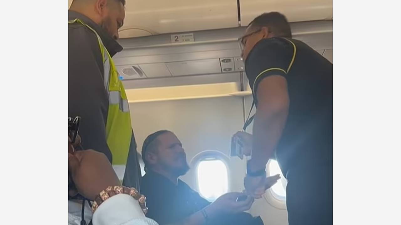 Отца четверых детей высадили из самолета из-за надписи на толстовке