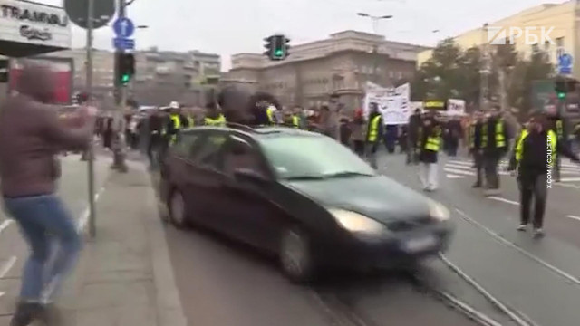 Автомобиль сбил участницу студенческого протеста в Белграде. Видео