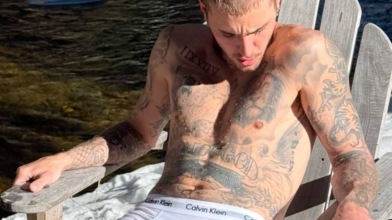 Джастин Бибер снялся в одних трусах среди снега