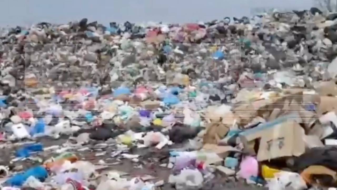 Жители российского города пожаловались на мусорные поля