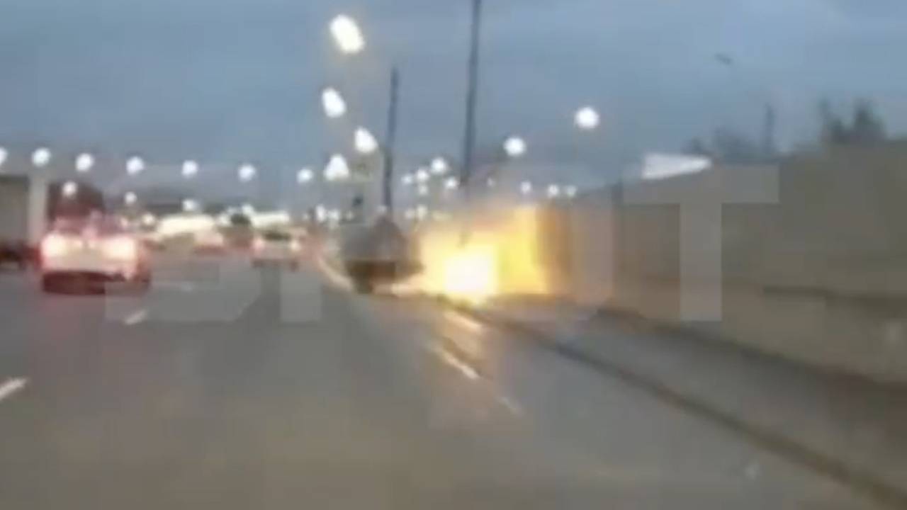 В Москве автомобиль врезался в столб и взорвался