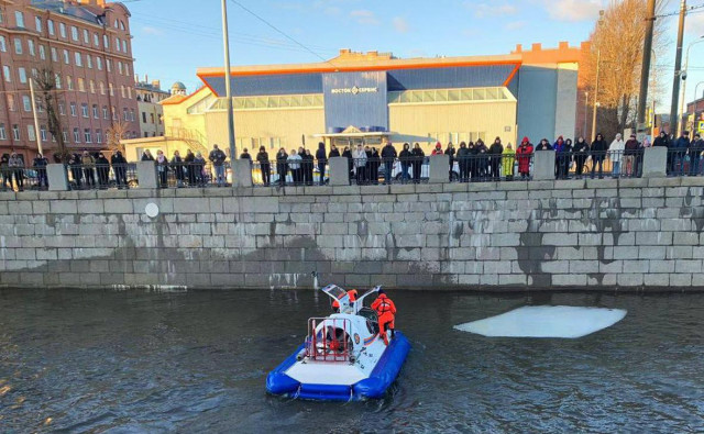 В Петербурге число погибших после падения машины в канал выросло до двух
