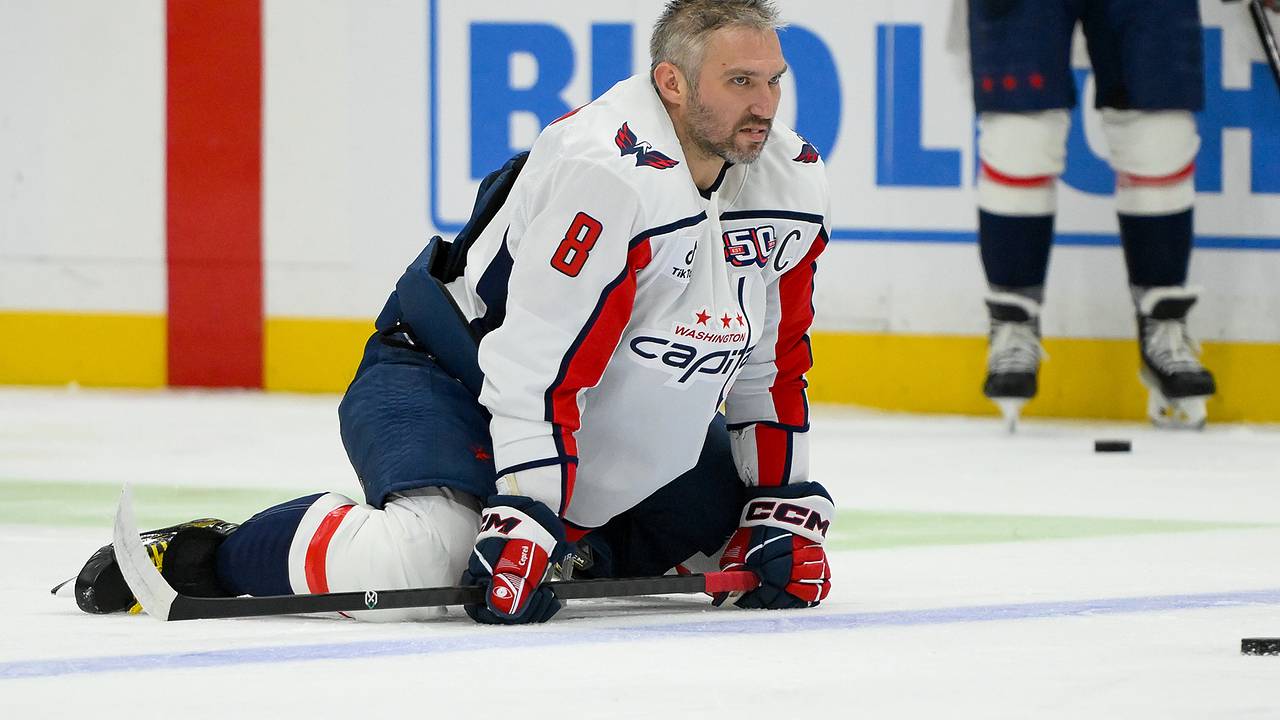 Овечкина расстроили фанатки с оскорбительными плакатами