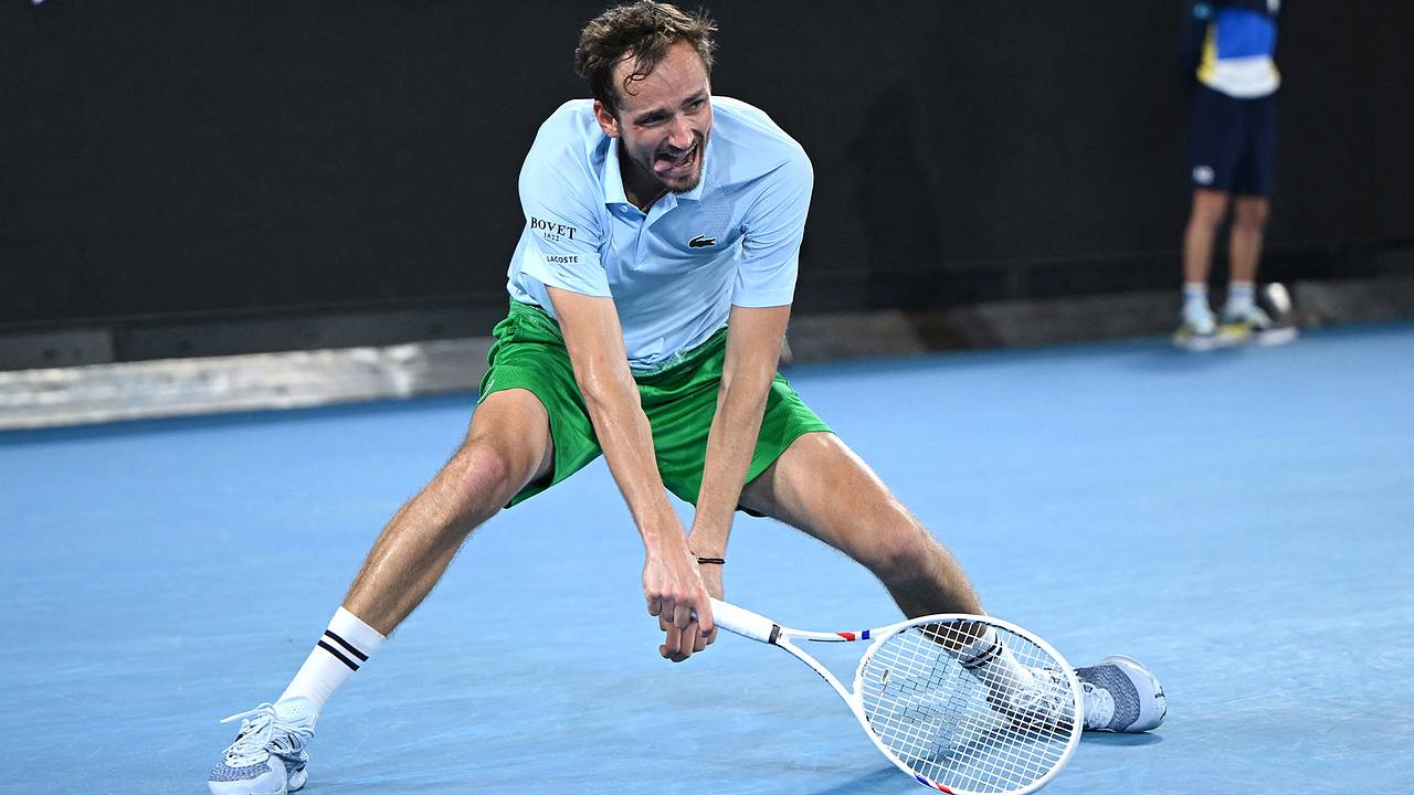 Медведева оштрафовали за неспортивное поведение на Australian Open