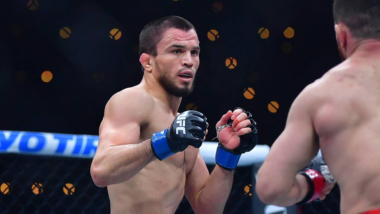 Брат Нурмагомедова проиграл в бою за титул чемпиона UFC