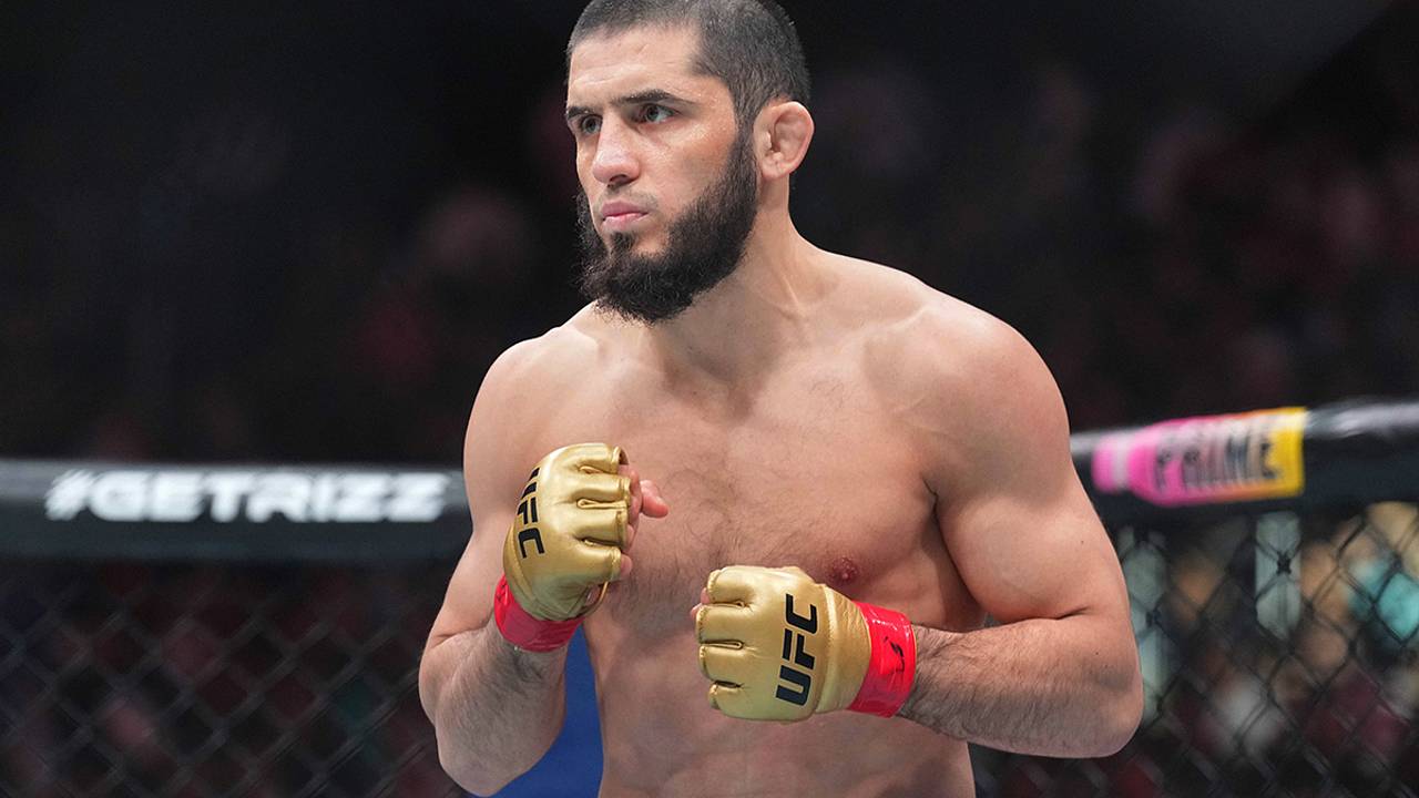 Махачев в рекордный раз защитил чемпионский пояс UFC