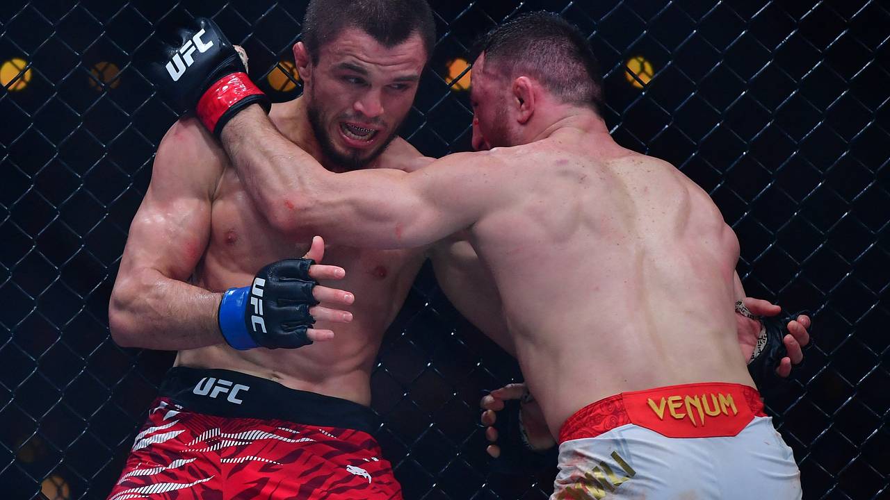 Брат Нурмагомедова сломал руку в бою за титул чемпиона UFC