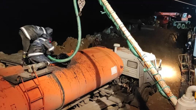 В Краснодарском крае специалисты начали откачку мазута из танкера. Видео
