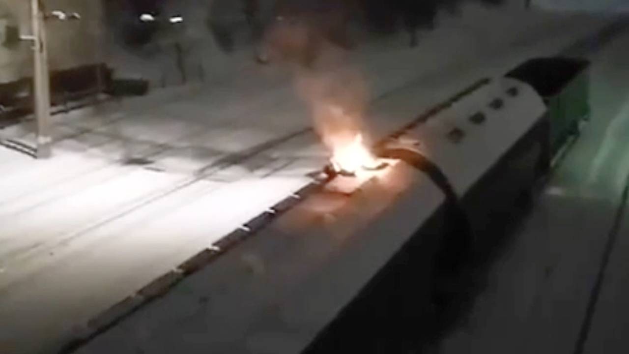 В российском регионе залезший на крышу вагона подросток загорелся и попал в реанимацию