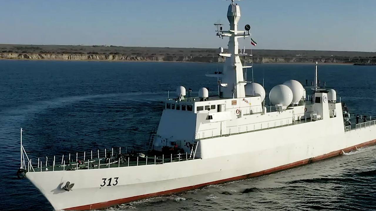 Иран представил «странный разведывательный корабль»
