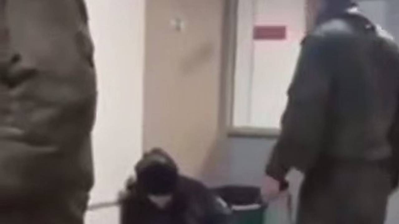 Контрактников избили дубинкой и шокером в воинской части перед отправкой на СВО. Что известно о происшествии?