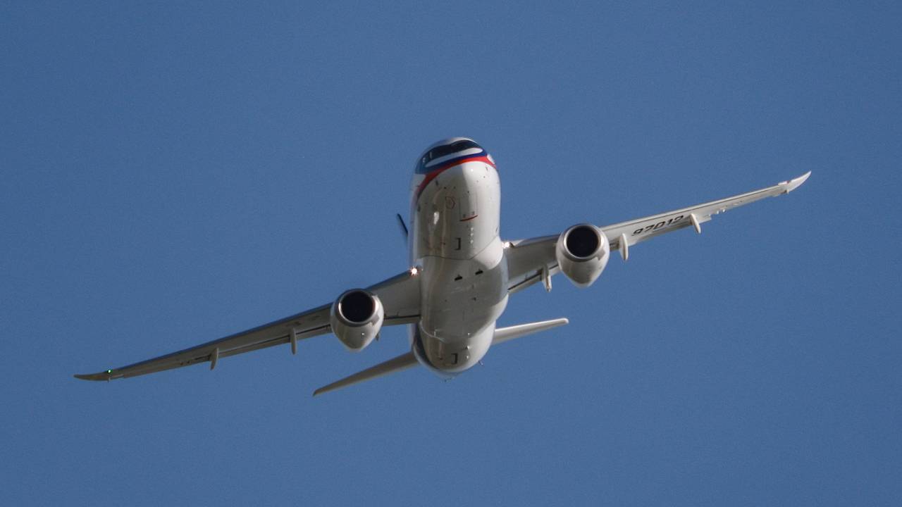 Superjet с пассажирами на борту вернулся в аэропорт из-за проблемы с шасси