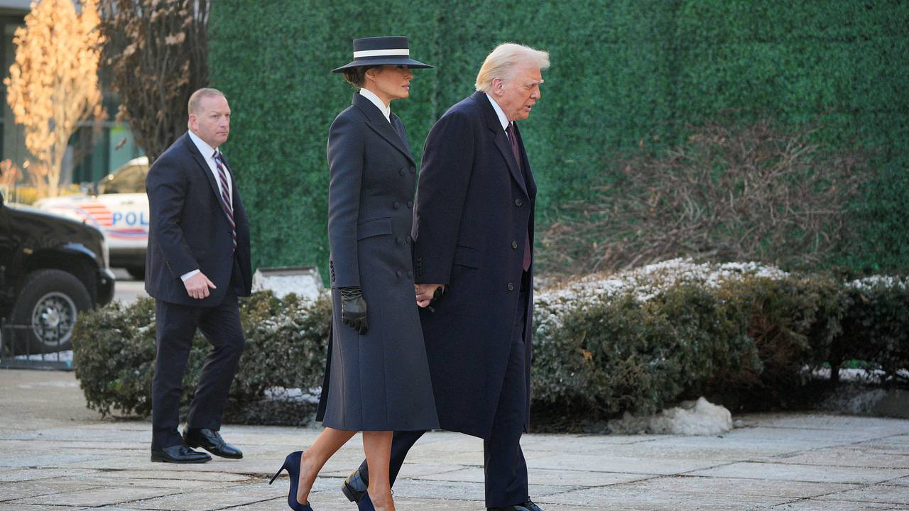 В сети оценили внешний вид Мелании Трамп на инаугурации фразой «наряд для похорон Америки»