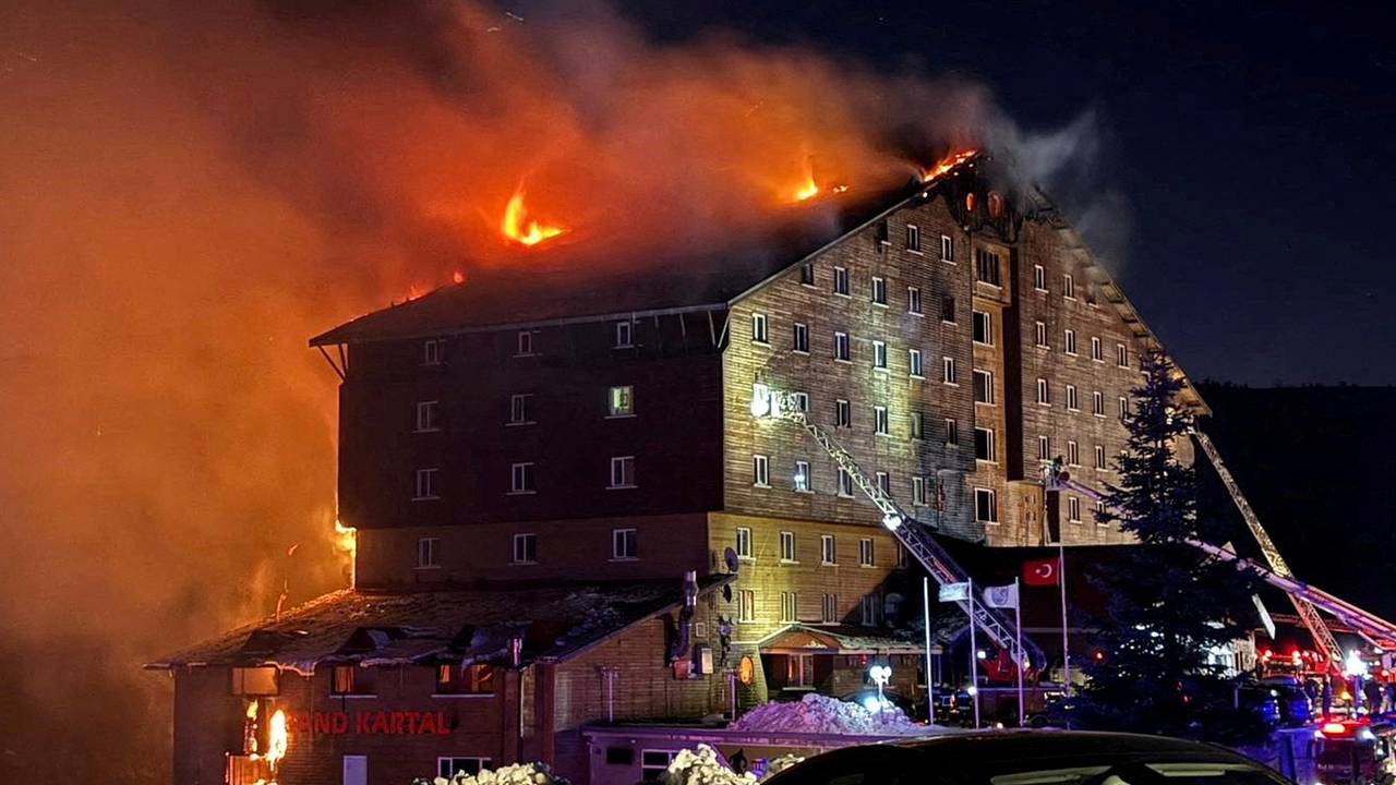 В Турции предупредили об угрозе обрушения загоревшегося на горнолыжном курорте отеля