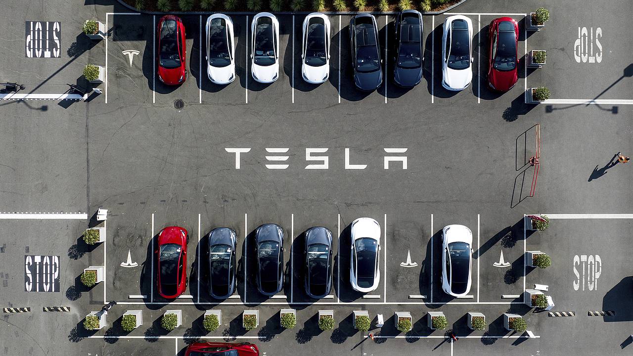 Роботакси Tesla заметили с рулевым колесом