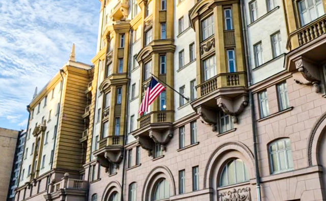 Над посольством США в Москве по указу Трампа подняли американский флаг