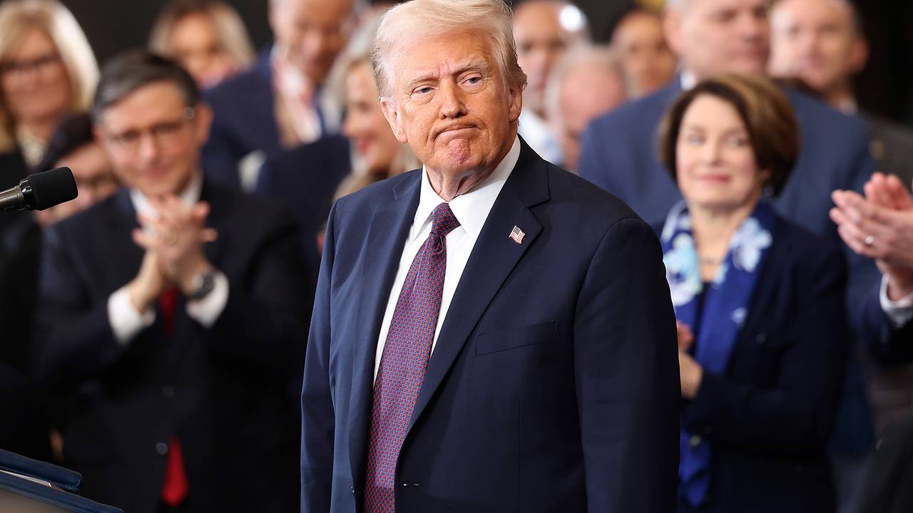 На Трампа подали в суд за указ об увольнениях госслужащих