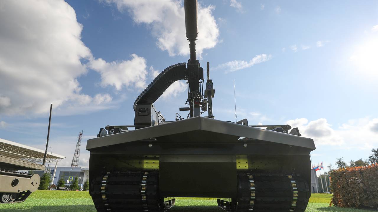 Российским войскам начали поставлять роботов «Курьер»