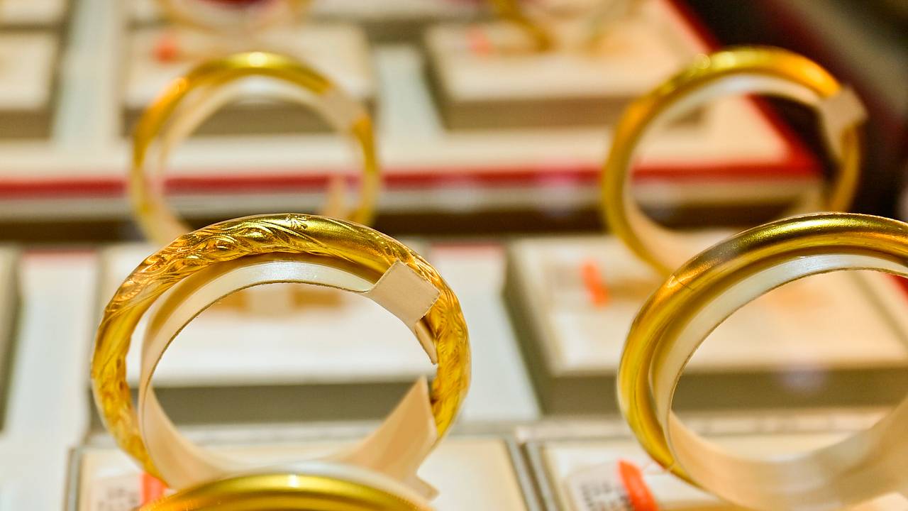 Мужчина украл кольца на 1,9 миллиона рублей под предлогом выбора подарка для дочери