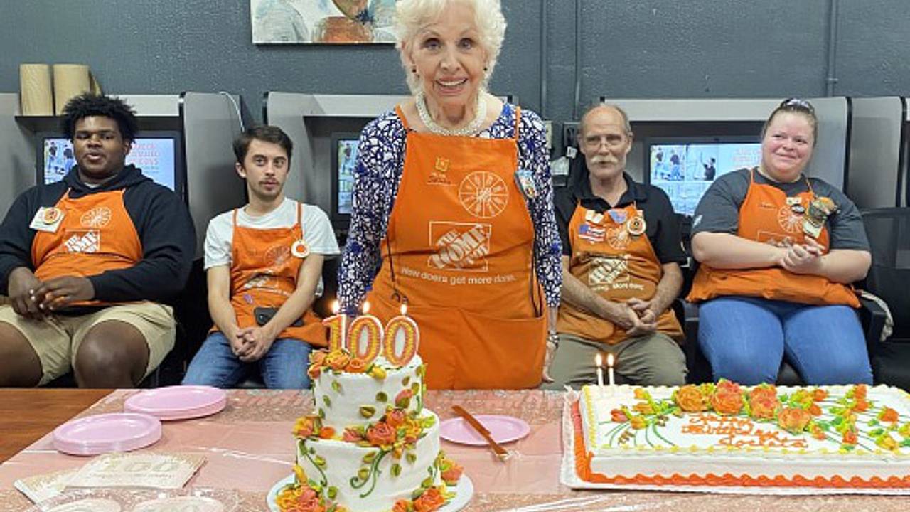 100-летняя долгожительница заскучала на пенсии и вернулась на работу