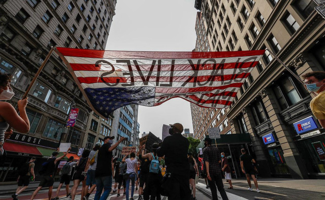 Госдеп запретил вешать флаги ЛГБТ и BLM на посольствах США