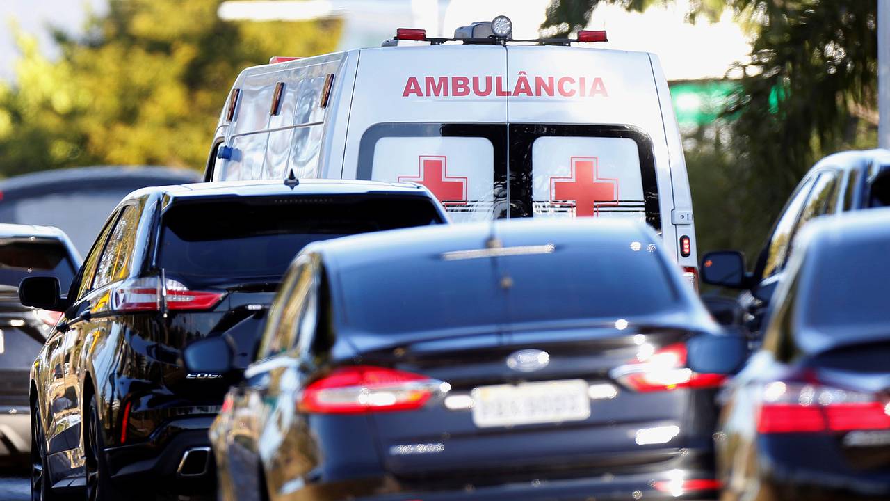 Пожилой мужчина упал с трапа в аэропорту, ударился головой о землю и не выжил